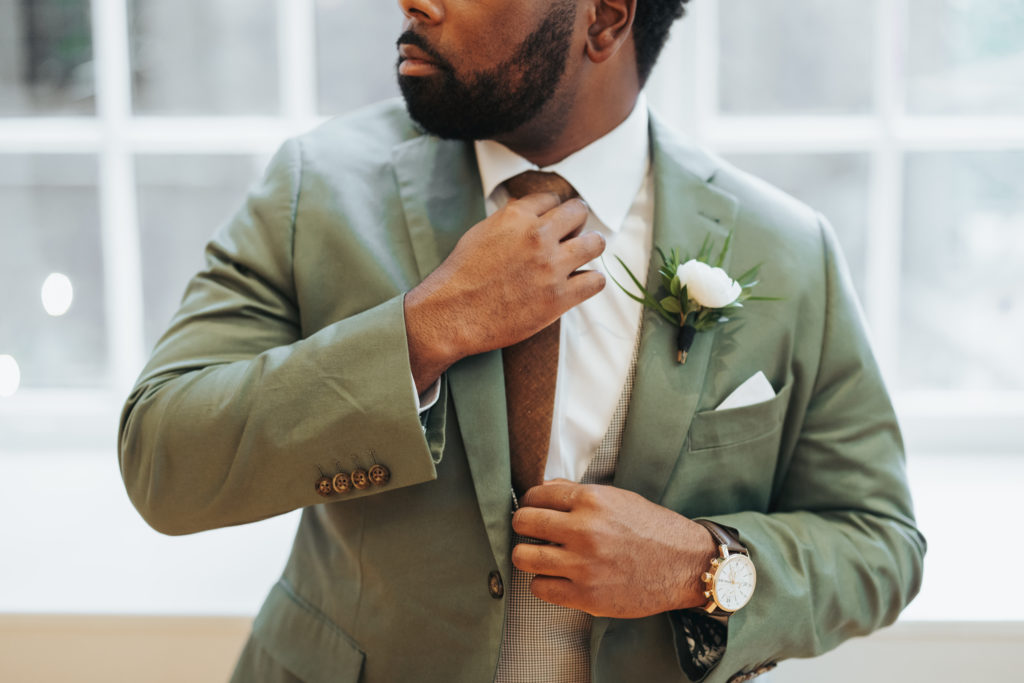 groom boutonniere and accessories
