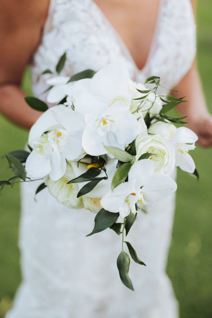 white bridal bouquet in hawaii