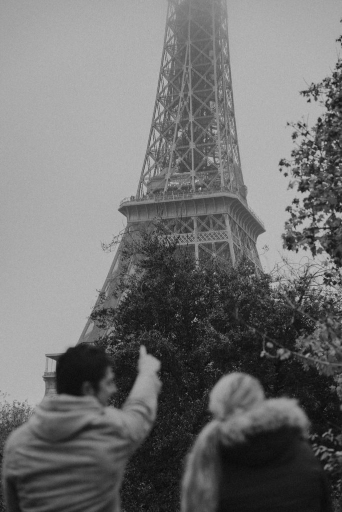 couple looking at eiffel tower
