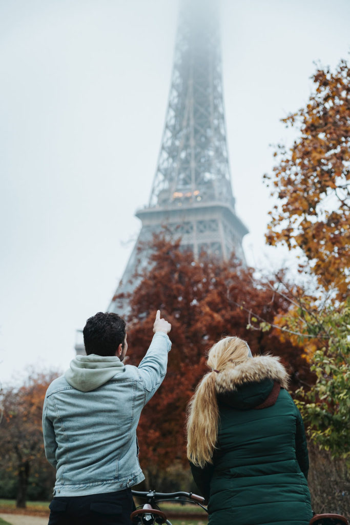 couple looking at eiffel tower