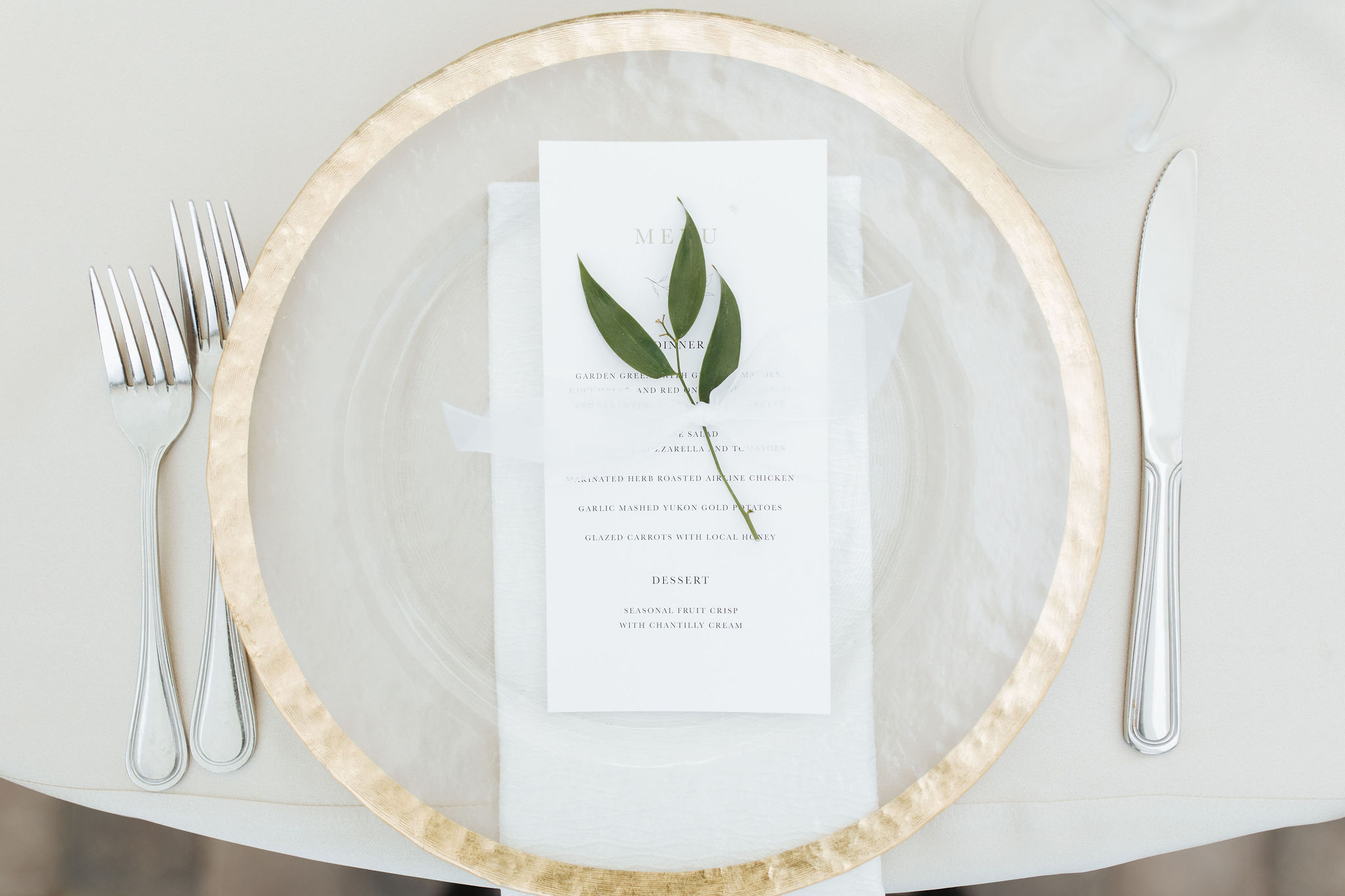 gold and white place setting at thanksgiving point wedding