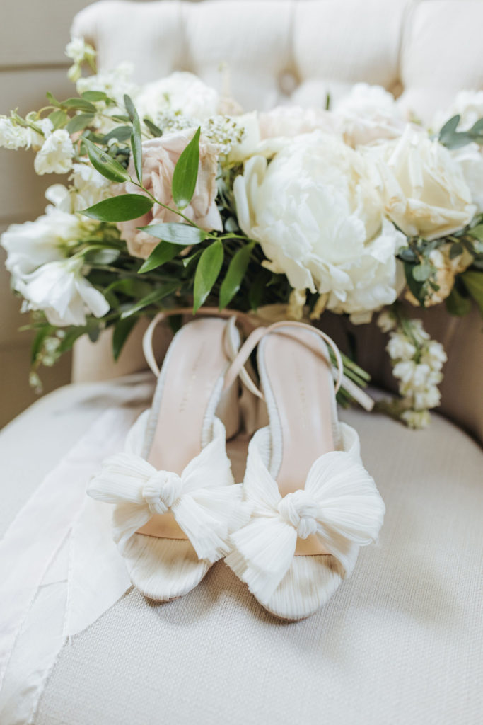 bride white wedding shoes with pink and cream bouquet
