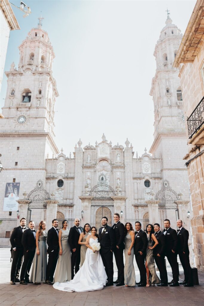 bride and groom family portraits in morelia mexico